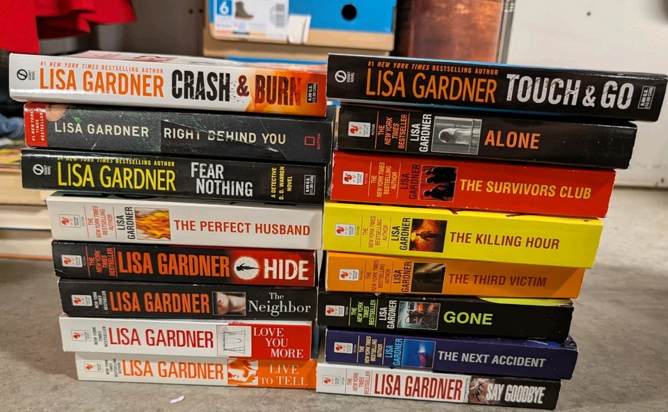 Lisa Gardner Lot 16 Paperbacks & 2 Hardcovers Foto 1 de 4