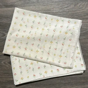 2 fundas de almohada estándar vintage Springmaid blancas Ditsy florales cerezas cabaña - Imagen 1 de 9