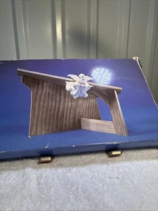 Vintage Avon Nativity Collectibles The Stable 1985 Wood Manger Creche Christmas - Picture 1 of 3