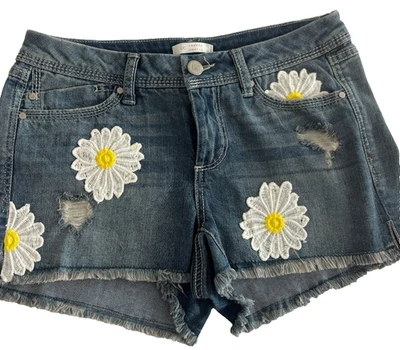 Pantalones Cortos LC Lauren Conrad Daisy Dukes Corte Flor Bordado Envejecido 4 Foto 1 de 4