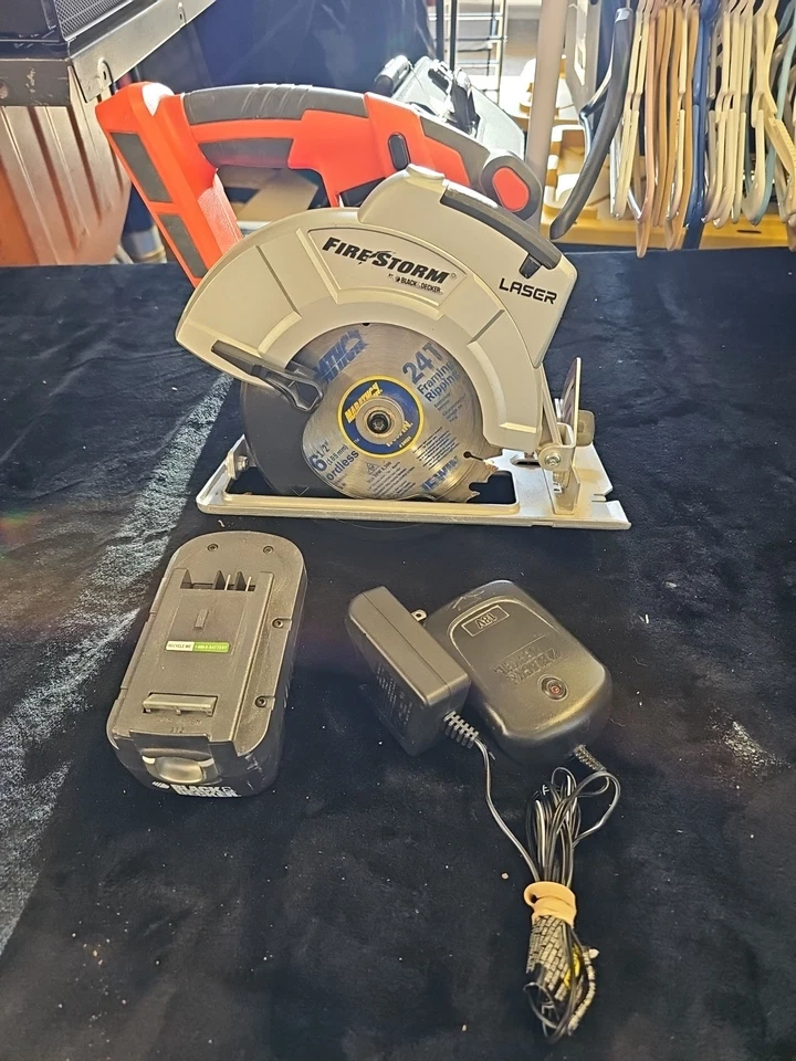 Serra circular sem fio Black & Decker Firestorm FS1806CSL 6-1/2" 18V testada/funciona - Imagem 1 de 4