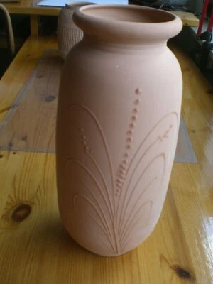 große Terracotta Vase, neu, verziert mit stilisierten Gräsern, mit Einsatz - Bild 1 von 4