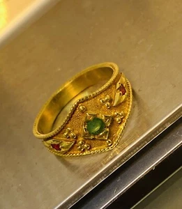 Antiker Massiv Ring 750 Gold mit 1 Smaragd und 2 Rubine - Picture 1 of 9