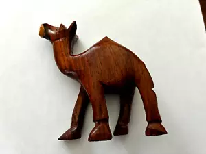 Scultura statuina cammello in legno intagliato a mano vintage 3 1/4" L x 3 1/2" H - Foto 1 di 5