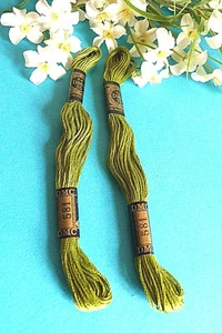 004A/ Gorgeous Lot Of 2 DMC Embroidery Floss Skeins No. 25 Color Green No. 581 - Picture 1 of 3