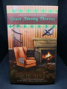 Grace among Thieves by Julie Hyzy. Berkeley paperback. 2012 - Imagen 1 de 4