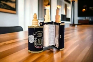 31 cm Réplica de Torá Sefardí Sefer de Lujo de Israel con Yad y Choshen - Imagen 1 de 17