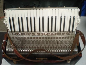 Vintage G. CHUISAROLI Metal Frieze 1920's Accordion Recanati Italy in case - Picture 1 of 7