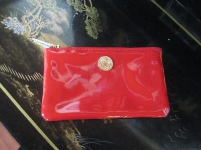 Bolso de viaje pequeño de charol sintético brillante rojo maquillaje Bare Minerals Foto 1 de 4