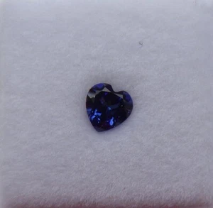 Lab Grown Saphire Heart Gemstone 0.6 Carat - 5 x 5 mm - Loose Gemstones - Picture 1 of 11