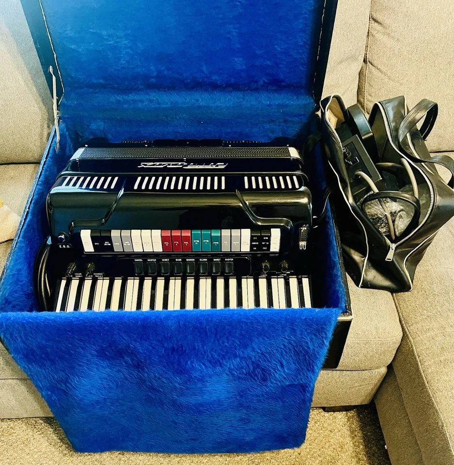 Клавиши уровня аккордеона и неповрежденные мехи Cordovox модель 210 - хорошее состояние товара - Изображение 1 из 4