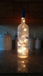 Dekorative Tisch-/Schreibtischlampe - graue Gans Wodka Schnapsflasche - weiße Lichter - Bild 1 von 2