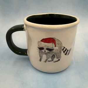 Rae Dunn Magenta Weihnachten Waschbär Bah Humbug doppelseitig 16 Unzen Kaffee Tee Becher - Bild 1 von 11