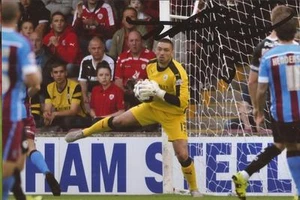 BARNSLEY: NICK TOWNSEND SIGNED 6x4 ACTION PHOTO+COA - Picture 1 of 1