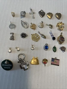 Vintage Trödel Schublade Schmuck Anhänger, Stifte, Medaillons 29 Stück - Bild 1 von 12