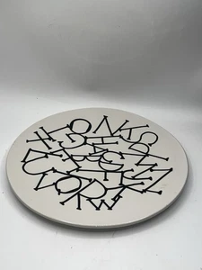 Plato redondo de pastel de cerámica mexicana Noe Suro letras revueltas blancas y negras - Imagen 1 de 5