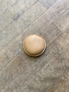 Pisapapeles redondo Leather Works Ltd. 3-1/2" de cuero relleno de tiro (149-LW) - Imagen 1 de 1