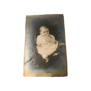Antike Echt Foto Postkarte RPPC sitzendes Baby  - Bild 1 von 2