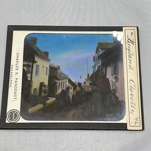 Antike glasfarbene magische Laterne Dia einer Straßenszene Clovelly Devon England - Bild 1 von 4