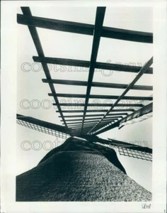 1971 Press Photo Unique View of Dutch Windmill Blade - Picture 1 of 2