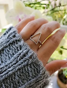 Anillo liso de plata esterlina 925 pesado puro hecho a mano en forma de triángulo todos los tamaños - Imagen 1 de 4