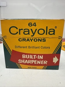 VINTAGE CRAYOLA BUNTSTIFTE BINNEY & SMITH NR. 64 KARTON EINGEBAUTER SPITZER NICHT MEHR PRODUZIERT FARBEN - Bild 1 von 3