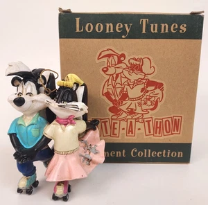 Decorazione natalizia LOONEY TUNES - Skate-A-Thon - Pepe Le Pew & Penelope - 1994 - Foto 1 di 9