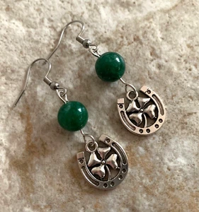 Pendientes colgantes Lucky 4 hojas trébol herradura piedras preciosas verdes ST Patricks día 2" - Imagen 1 de 3