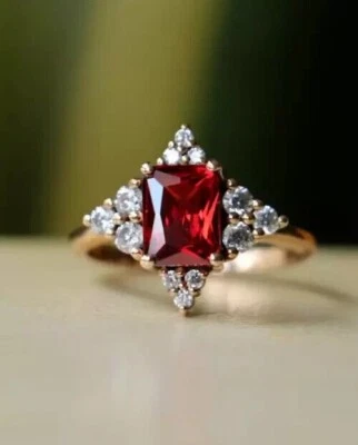 Anillo de compromiso para mujer granate esmeralda de 2,20 quilates enchapado en oro amarillo de 14 quilates Foto 1 de 4