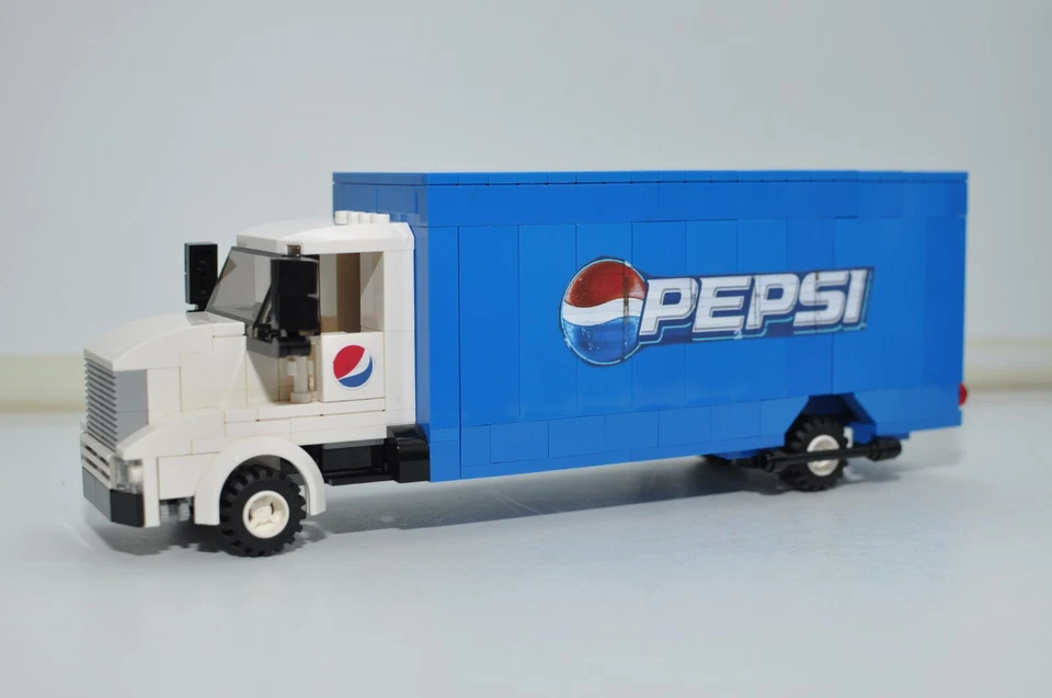 Modelo de camión de reparto de bebidas personalizado compatible y construido con ladrillos LEGO® reales Foto 1 de 3