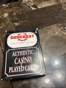 Suncoast Hotel & Casino Las Vegas - Tarjetas de juego usadas (SELLADAS) letras rojas - Imagen 1 de 3