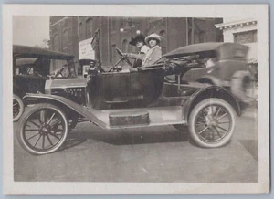 Dos mujeres de moda conduciendo un Ford Modelo T en una calle ocupada de la Primera Guerra Mundial, foto BW - Imagen 1 de 2