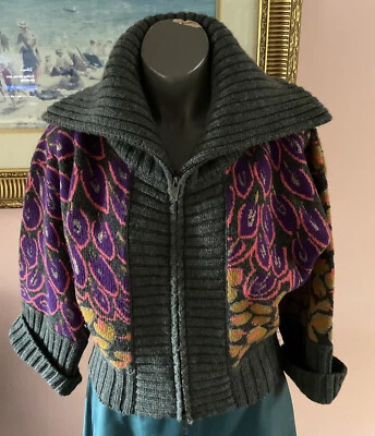 DKNY Raro Vintage Recortado Suéter Cremallera S Gris Cuello Alto Capucha Cuello Multiimpresión Foto 1 de 4