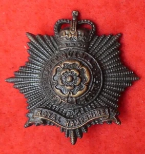 Hampshire Regiment Queens Crown cap badge - Picture 1 of 2
