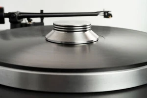 Plato de aluminio Delrin giratorio TNG para tocadiscos Rega con abrazadera de disco universal - Imagen 1 de 5