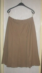 Rock, ungetragen, aufspringende Falten, neutrales sandfarben - Bild 1 von 2