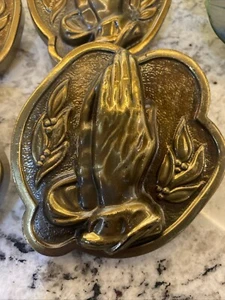 4 Bronce? Manos de oración fundidas placa emblema cripta arquitectónica vintage IMCO 1963 - Imagen 1 de 8