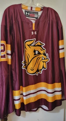 Camiseta deportiva auténtica Under Armour Minnesota Duluth Bulldogs hogar grande para adultos oscura Foto 1 de 3