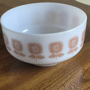 Vintage Federal Milk Glass Sunflower Serving Mixing Bowl 2.5 Quart Retro MCM - Picture 1 of 16