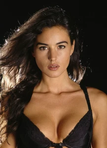 Monica Bellucci in einem 11" x 14" Hochglanz Foto Poster junge Schönheit - Bild 1 von 1