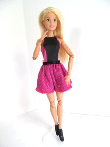 Barbie Made to Move Camping Spaß Puppe 2016 Gelenk Blond Kniekappen Kleid X3 - Bild 1 von 8