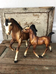 Breyer Lote 2 Caballos Yegua Potro Marrón Moldeo Co Mate Mamá Bebé Caballo Marrón - Imagen 1 de 11