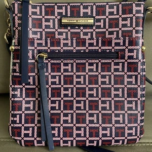 Cartera Bandolera Tommy Hilfiger Signature Logo Correa Ajustable Roja y Azul - Imagen 1 de 9
