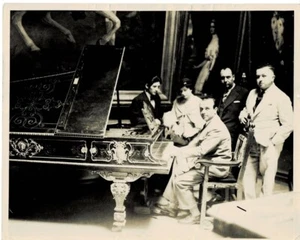 ORIG 1933 PHOTO JOSE ITURBI in MEXICO Chapultec Castle w/ JEAN DALRYMPLE - piano - Picture 1 of 2