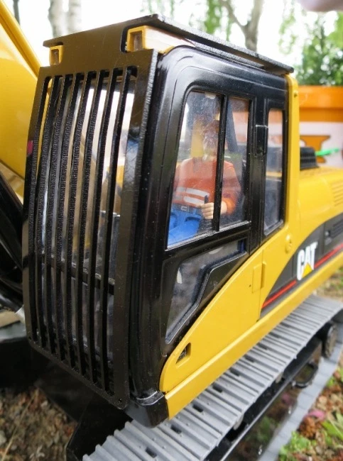 Alu Steinschlagschutz Gitter für Bruder Umbau RC Bagger 1:16   - Bild 1 von 1
