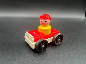 Fisher Price Little People Vintage Niño Amarillo con Sombrero y Coche Rojo Juguetes FP - Imagen 1 de 4