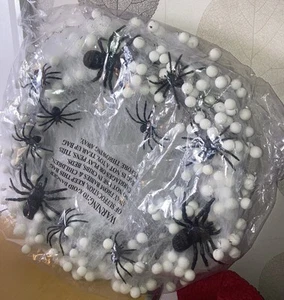 HALLOWEEN BLACK & WHITE WREATH DECORATION WHITE NETTING & SPIDERS DOOR PARTY NEW - Picture 1 of 10