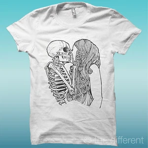 T-Shirt Esqueleto Bacia Chica Skull Kiss The Happiness Es Tener Mi T-Shirt Nueva - Imagen 1 de 1