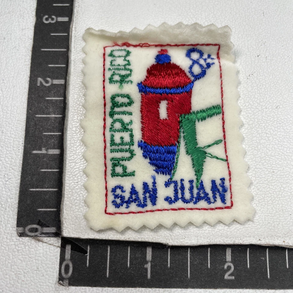 Vtg RED Sentry Box SAN JUAN PUERTO RICO 8¢ Postage Stamp Theme Felt Patch 00Z2 Foto 1 de 2