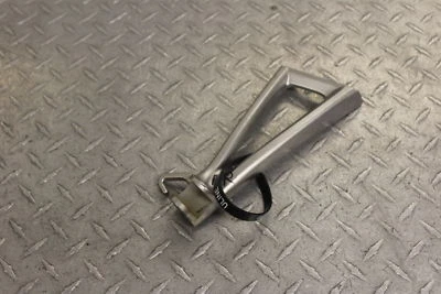 Yamaha YZF R6 2008 soporte de clavija de pasajero trasero derecho montaje Foto 1 de 4